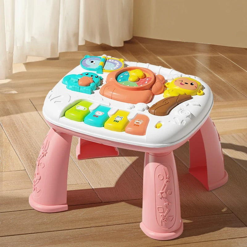פסנתר מוזיקלי לתינוק חוקר